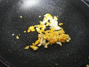 这个锅超级好用。我这个鸡蛋没加油煎都不会粘锅哦。再把鸡蛋弄碎盛盘子里