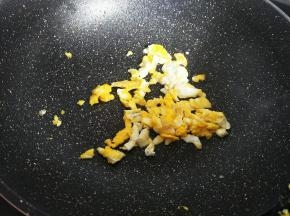 这个锅超级好用。我这个鸡蛋没加油煎都不会粘锅哦。再把鸡蛋弄碎盛盘子里