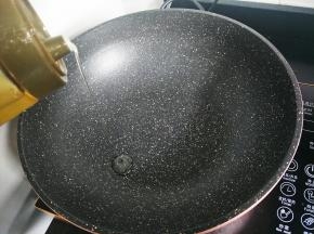 锅里放适量的花生油