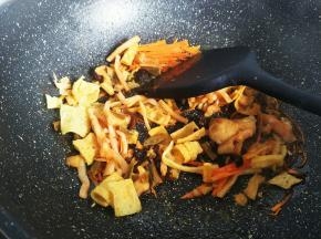 放入腐竹包，酸豆角酸笋包。鸡蛋碎