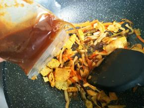 倒入适量的螺狮粉配的卤汁包