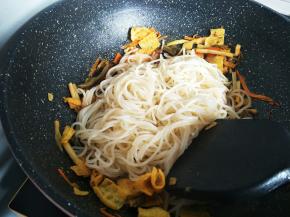 再倒入刚烫好的粉翻炒