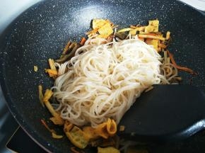 再倒入刚烫好的粉翻炒