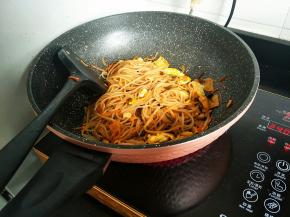 再一起翻炒入味就关火，上盘子了