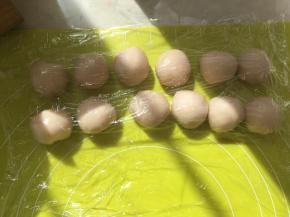 将水油皮材料分成12等份，将每一份揉圆，盖保鲜膜松弛