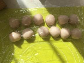 将水油皮材料分成12等份，将每一份揉圆，盖保鲜膜松弛