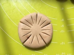 每一份再用刀在中间划开两道