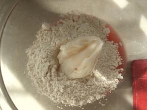 加水油皮中的低筋面粉跟猪油，活成面团