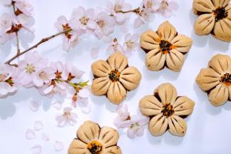 酥酥的外皮，吃起来还有淡淡的草莓香味