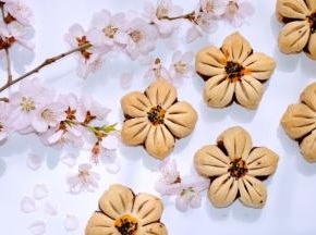 酥酥的外皮，吃起来还有淡淡的草莓香味