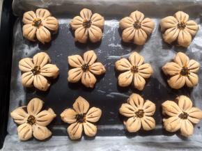 入烤箱180度烤30分钟，出来凉透即可食用