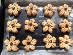 入烤箱180度烤30分钟，出来凉透即可食用