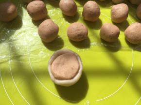 包裹上油酥皮材料，收好收口，盖保鲜膜松弛15分钟，收口处要捏紧