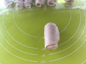 之后卷起来，盖保鲜膜继续松弛15分钟