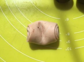 取一份松弛好的面团，从中间压一下