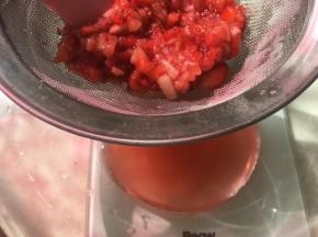 腌制好的草莓会出很多草莓汁，过滤出65克草莓汁