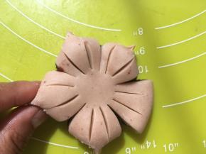 切开的每一份用手对捏一下，捏成花瓣的样式