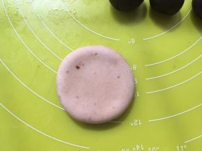 收口朝下，用擀面杖轻轻擀扁擀圆