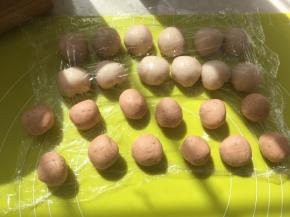 冰箱取出冷冻的油酥皮材料，也分成12等份