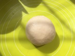 之后将面团揉至表面光滑，用草莓汁活出来的面团是淡淡的肉粉色