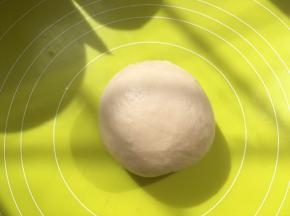 之后将面团揉至表面光滑，用草莓汁活出来的面团是淡淡的肉粉色