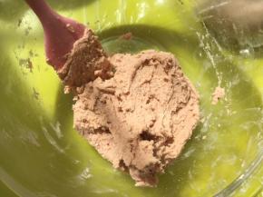 再来做油酥皮材料，混合低筋面粉、草莓粉跟猪油，活成面团，之后入冰箱冷冻一小会，天气热，冷冻后的油酥皮更容易捏成团