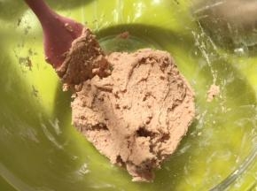 再来做油酥皮材料，混合低筋面粉、草莓粉跟猪油，活成面团，之后入冰箱冷冻一小会，天气热，冷冻后的油酥皮更容易捏成团