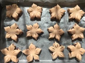 烤盘铺油纸，将做好的桃花酥放到烤盘内，烤箱预热180度