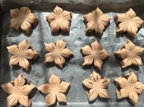 烤盘铺油纸，将做好的桃花酥放到烤盘内，烤箱预热180度