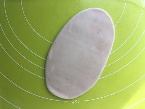 将松弛好的面团擀成长条