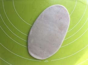 将松弛好的面团擀成长条