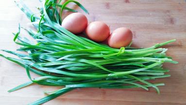 韭菜清洗干净泥沙，准备鸡蛋。
