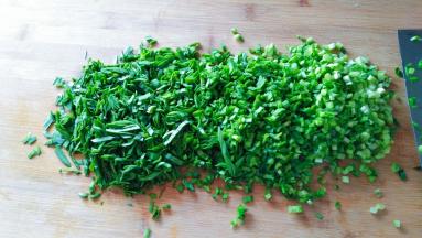 把韭菜切碎末。