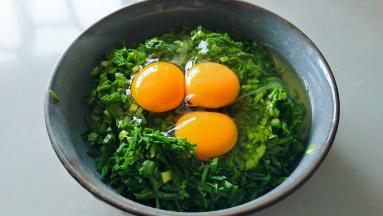 准备大碗，打入鸡蛋。