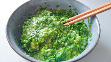 搅拌均匀，这个时候开始烧热锅，因为韭菜遇盐就出汁。