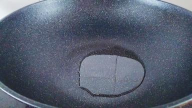 锅中放油小火加热。