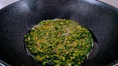 倒入韭菜鸡蛋液，小火翻炒。