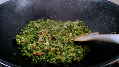 炒一会韭菜开始出汁，继续翻炒。