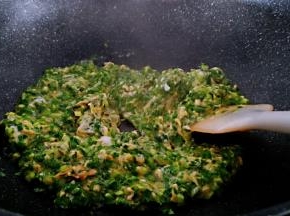 炒一会韭菜开始出汁，继续翻炒。