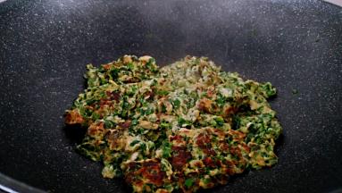 韭菜汁收干，鸡蛋和韭菜开始结块就可以断火出锅。