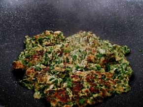 韭菜汁收干，鸡蛋和韭菜开始结块就可以断火出锅。