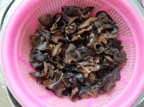 干木耳提前泡发，去蒂部，清洗干净（用面粉洗木耳会洗的比较干净）。