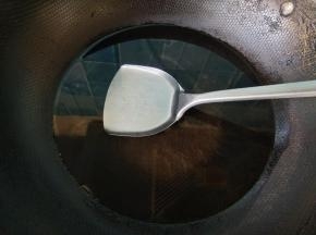 锅内放水，烧开。