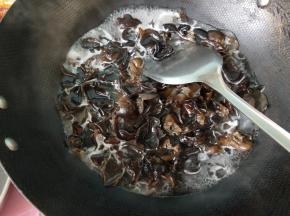 焯水大概三分钟后捞出沥水。