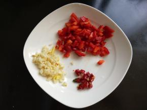 准备佐料，切丁。