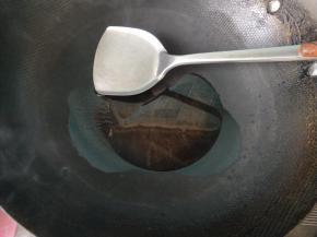 锅内放油，烧热。