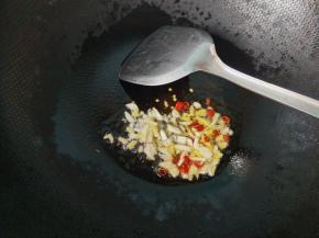 将干辣椒，生姜，大蒜爆香后关火。