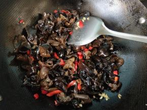 放小麻油，味极鲜，鸡精拌匀。