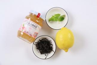 准备好食材：丘比白桃果酱、乌龙茶叶、柠檬、薄荷。