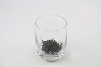 把乌龙茶叶放入杯中。